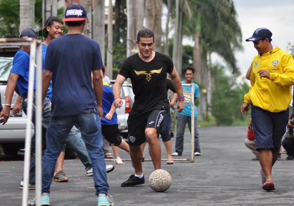 Gonzales dan Meiga Juga Main Bola di Jalan