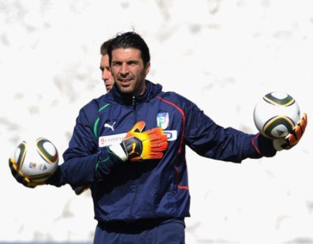 Buffon dan Cassilas Cibir Jabulani