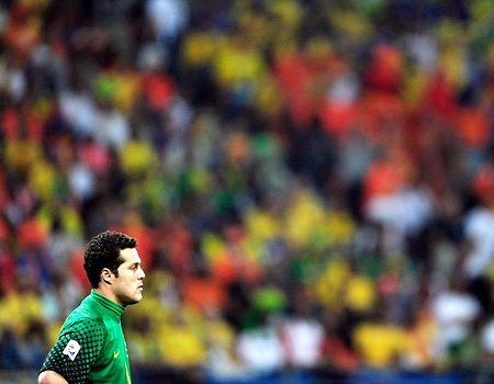 Julio Cesar Menyesal Kecewakan Fans