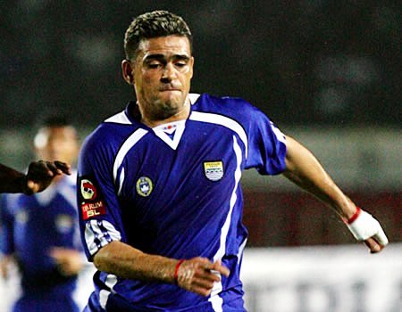 Persib Dibantai, Gonzales Kambing Hitam