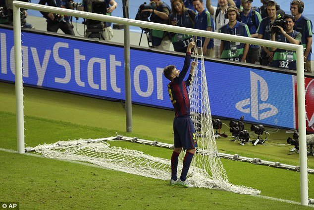 Pique Kembali Potong Jaring Gawang