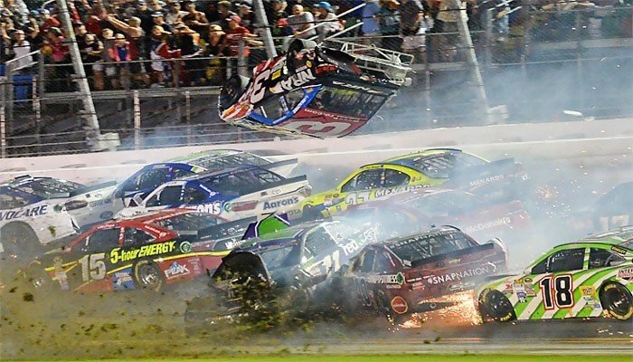 Pembalap Nascar Selamat Setelah Mobilnya Hancur Tak Berbentuk