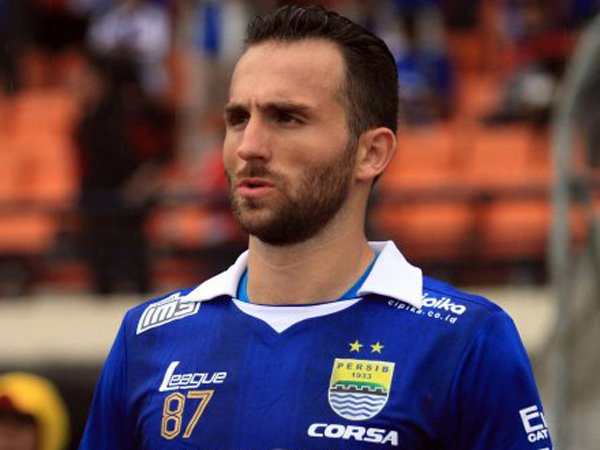 Kinerja Wasit Iwan Sukoco Membuat Persib Sulit Menang