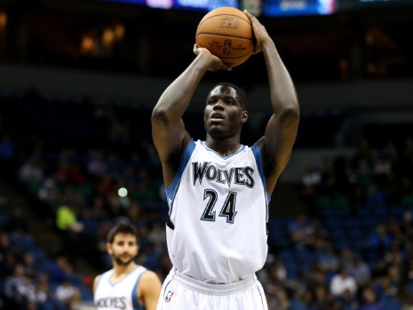 Anthony Bennett Ditendang Wolves