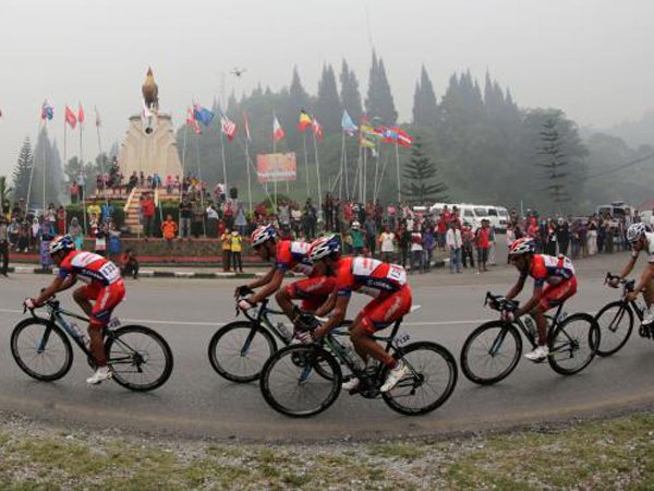 Menerjang Kabut Asap Di Etape 2 Tour De Singkarak