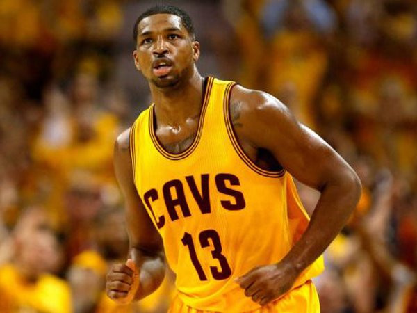 Tristan Digantung Kontrak