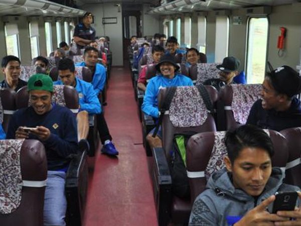 Pemain Arema Nikmati Perjalanan Dengan Kereta Api