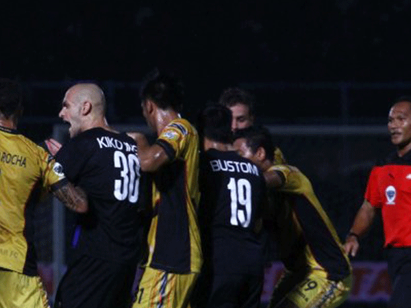 Arema tak kontrol emosi, pelatih siap dipecat