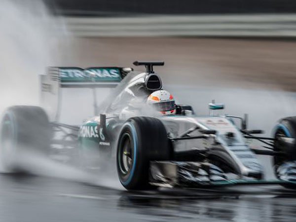Mercedes bikin F1 makin menggelegar