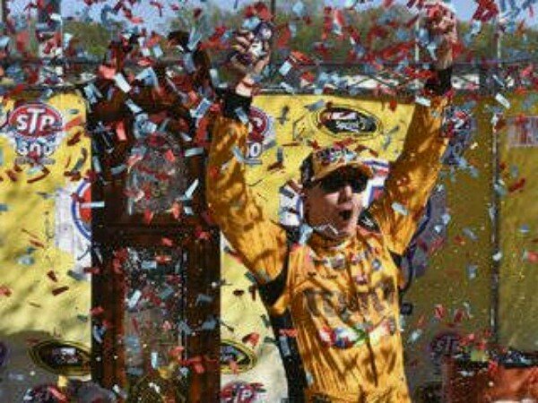Berita Balap Mobil NASCAR : Kyle Busch Juara STP 500