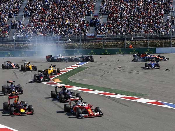 Berita F1: Bos Red Bull Menyesal Atas Insiden Vettel-Kvyat