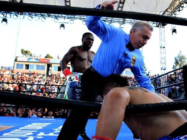 Berita Olahraga Tinju: Berto Buat 'KO' Ortiz di Laga Premier Boxing Champions