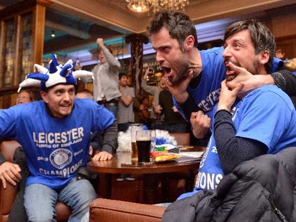 Berita Sepak Bola: Seperti Ini Sorak Sorai Fans Leicester City Sambut Kemenangan