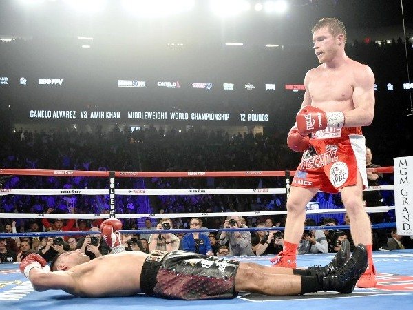 Ini Alasan Canelo Berlutut di Samping Amir Khan