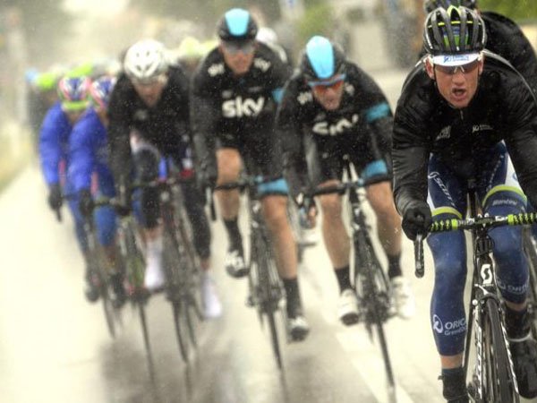 Berita Balap Sepeda: Cuaca Buruk Membuat Balap Sepeda Giro di Italia Berat
