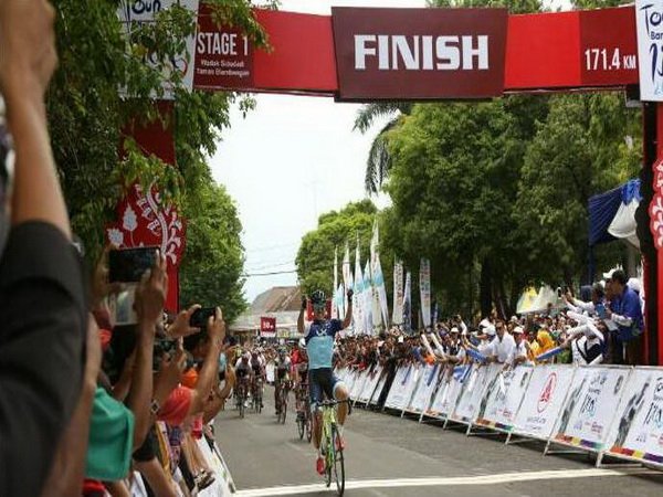 Berita Balap Sepeda: Pembalap Sepeda Indonesia Berhasil Rebut Dua Jersey Etape Pertama Tour De Ijen 2016