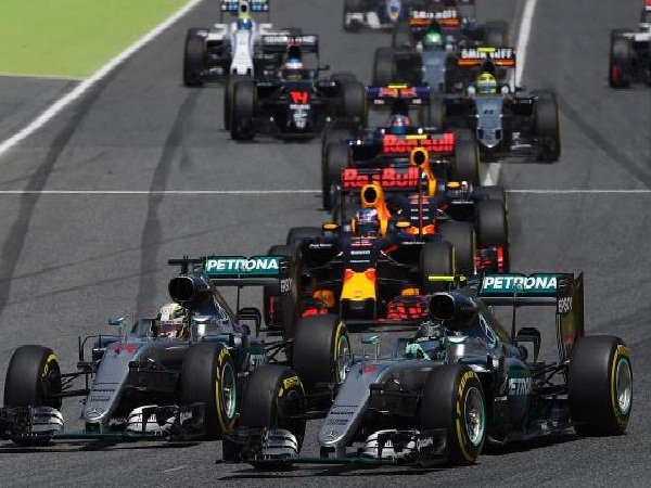 Berita F1: Lewis Hamilton Dan Nico Rosberg Pasrah Atas Kecelakaan Itu