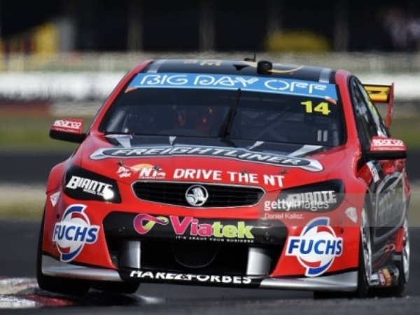 Berita Motorsport: Tim Slade Raih Kemenangan Pertamanya di V8 Supercars