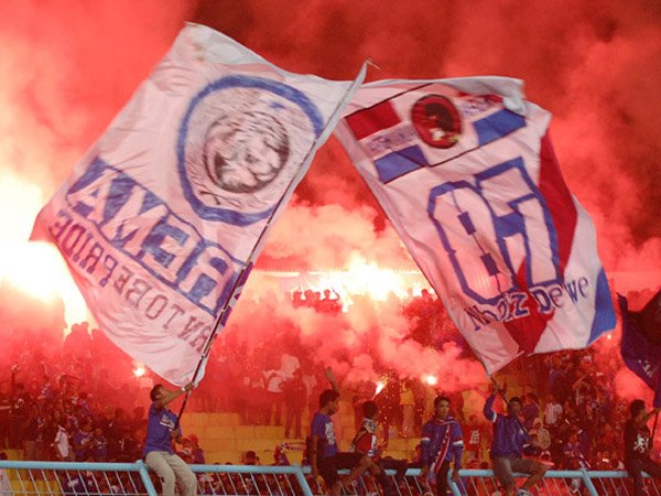 Berita Torabika Soccer Championship 2016: Aremania Larang Penyalaan Bom Asap Saat Pertandingan