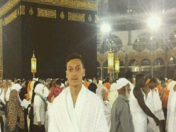 Berita Bola: Mesut Ozil Lakukan Umroh Sebelum Euro 2016