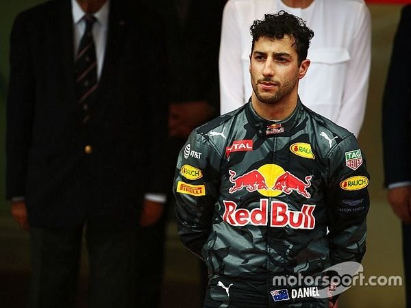 Berita F1: Ban Ricciardo Terjebak di Garasi?