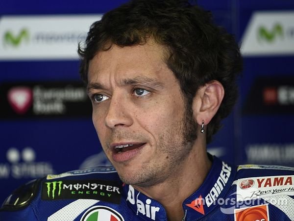 Berita MotoGP: Smith Anggap Rossi Tak Punya Hak Ikut Campur