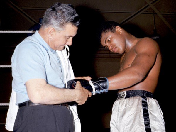 Berita Tinju: Dokter Abe Lieberman Akui Muhammad Ali Adalah Muslim yang Taat