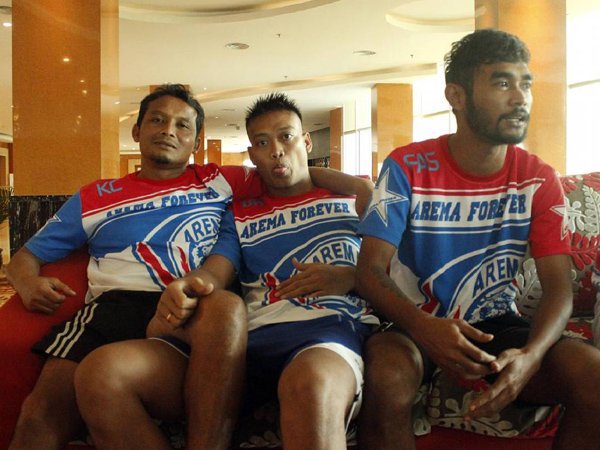 Berita Sepak Bola: Kurnia Meiga Bangunkan Pemain Dengan Petasan Pada Saat Sahur!