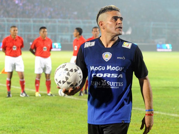 Berita Sepak Bola: Cristian Gonzales Bisa Turun Lawan PSM Tapi...