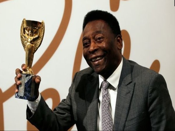 Ragam Berita Sepak Bola: Piala Replika Pencetak Skor Pele Terjual Mahal