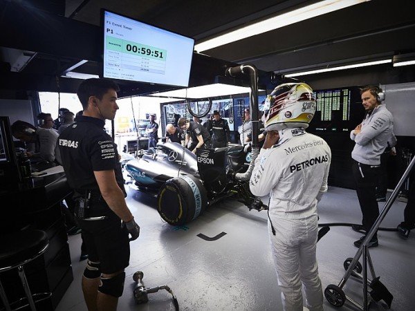 Berita F1: Ferrari Pakai Turbo Baru, Lewis Hamilton Mengaku Terpesona