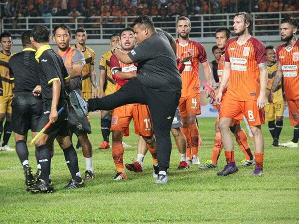 Berita TSC 2016: Kecewa Kinerja Wasit, Presiden Pusamania Borneo Mengamuk