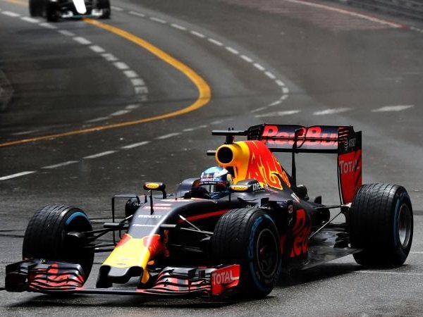 Berita F1: Daniel Ricciardo Ancam Red Bull