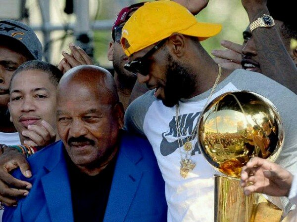 Berita Bakset: LeBron James Konfirmasi Akan Tetap di Cleveland Cavaliers