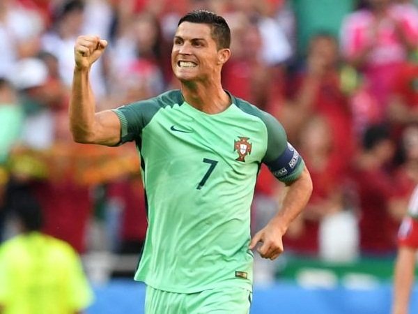 Berita Sepak Bola: Cristiano Ronaldo Melempar Mikrofon Wartawan?