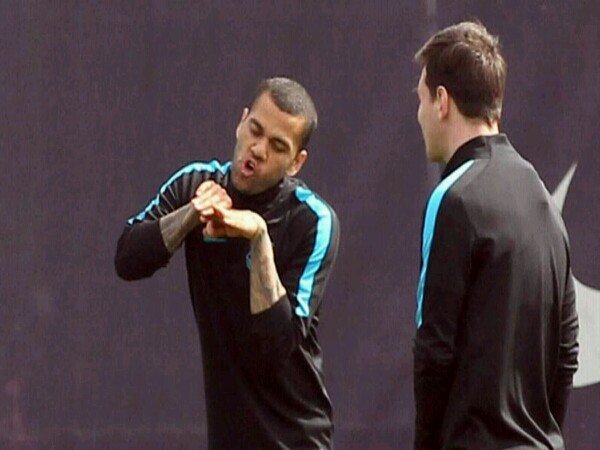 Berita Sepak Bola: Tingkah Dani Alves Hibur Lionel Messi