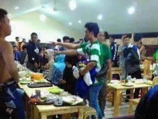 Berita Sepakbola: Suporter Beratribut Hijau Kacaukan Bukber Aremania
