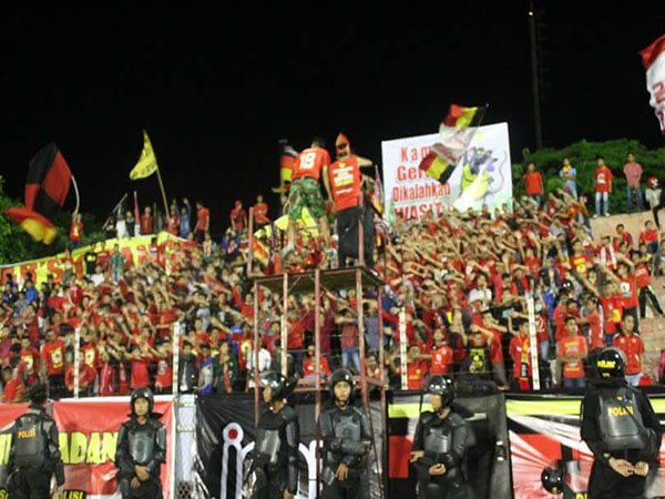 Berita TSC 2016: Hadapi Arema Cronus, Suporter Semen Padang Inginkan Wasit Profesional