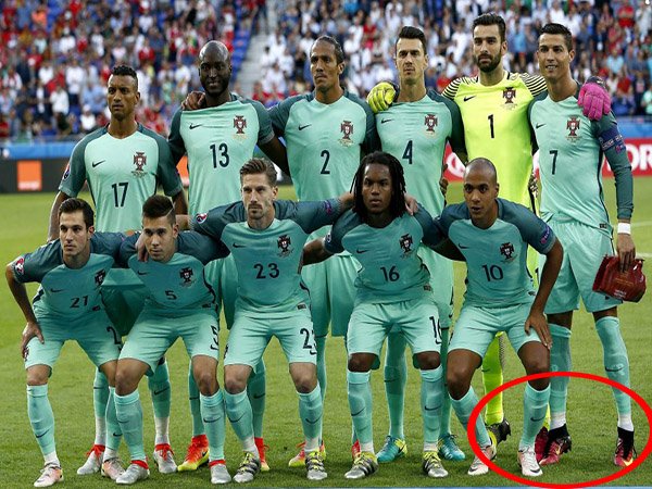 Berita Sepak Bola: Ups! Ternyata Christiano Ronaldo Jinjit Ketika Berfoto