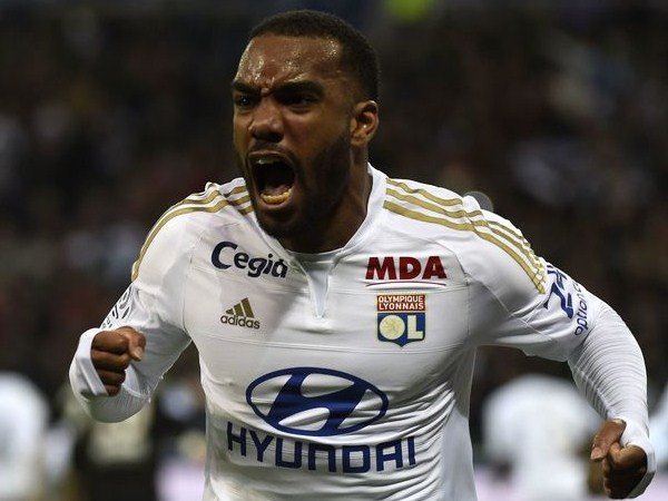 Berita Sepak Bola: Arsenal Belum Tawar Lacazette