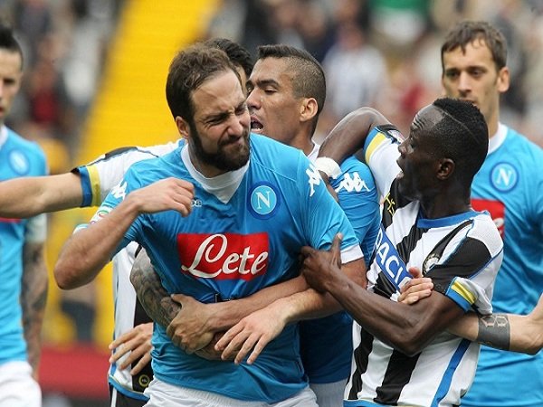 Berita Sepak Bola: 4 Transfer Pemain Kontroversial di Dunia