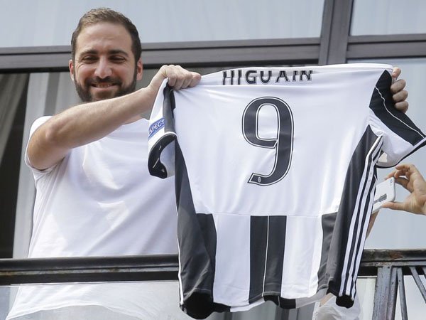 Berita Liga Italia: Ternyata, Kepindahan Gonzalo Higuain ke Juventus atas Dukungan Presiden Napoli