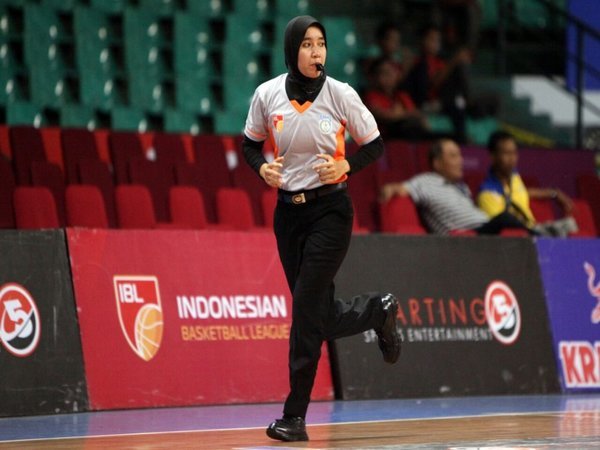 Berita Basket: Dilarang Berhijab, Wasit Indonesia Ini Kirim Petisi Untuk FIBA