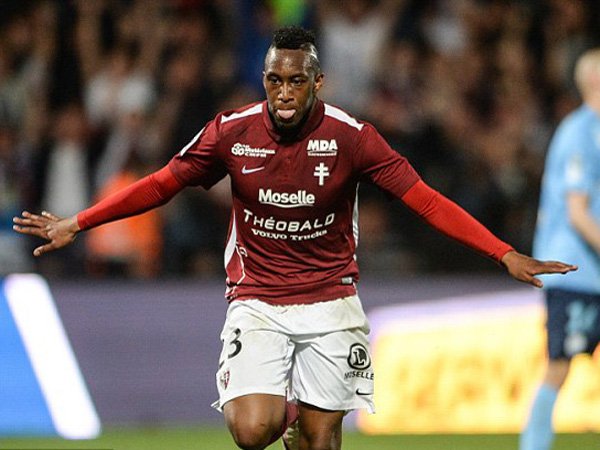 Berita Transfer Pemain: QPR Datangkan Striker Yeni Ngbakoto dari Metz