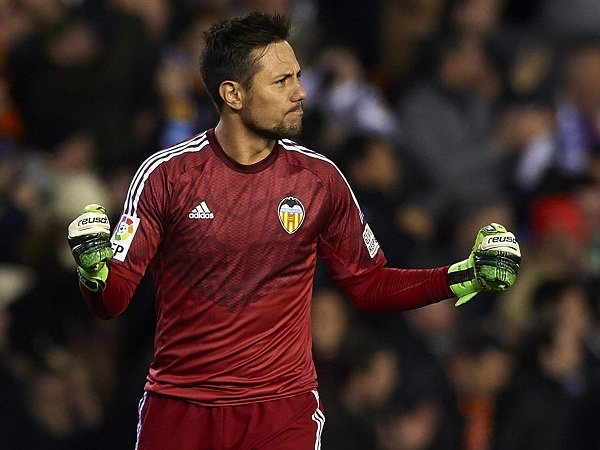 Berita Liga Italia: AC Milan Hadapi Persaingan Sengit dengan Sejumlah Klub Elit Spanyol untuk Dapatkan Kiper Valencia