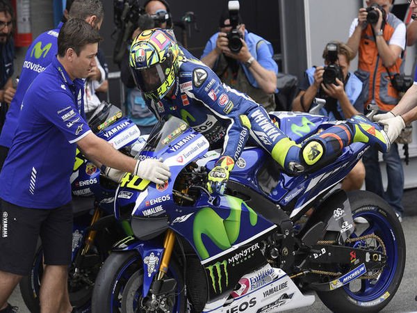 Berita MotoGP: Rossi dan Dovizioso Setuju dengan Rencana Dorna untuk Meniadakan Penggunaan Pitboard di Arena MotoGP