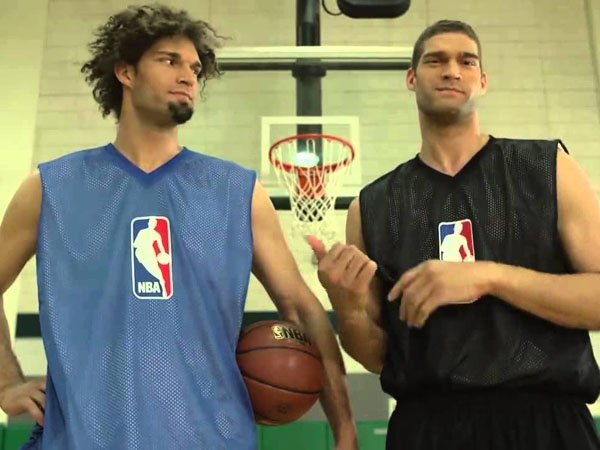 Ragam Basket: Bintang Kembar NBA Ini Memberi Medali Kepada Karakter Film Star Wars