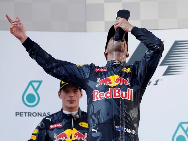 Berita F1: Menang di Sepang, Daniel Ricciardo Minum Sampanye Dari Sepatu Balap Yang Dipakainya