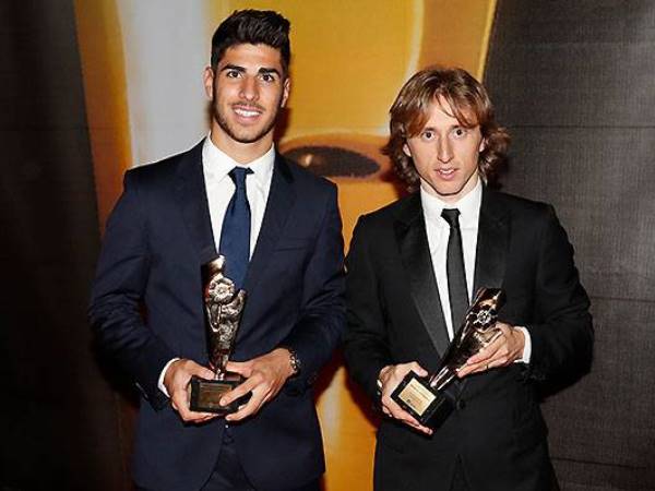Berita Liga Spanyol: Bangganya Duo Real Madrid Terima Penghargaan La Liga 2015-16