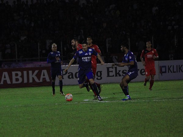 Berita TSC 2016: Putus Rekor Kandang Semen Padang, Arema Cronus Puncaki Klasemen